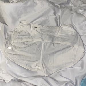 Lulu Speed Up low rise 2.5in size 4 shorts.